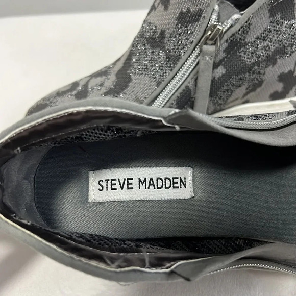 Steve Madden || Girls Wedge Grey and Silver Camouflage Ankle Booties size 4 - Picture 5 of 8